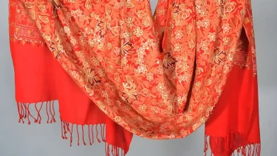 مدل حجاب افغانی، برای همه سلیقهها 30 یک شال زنانه سنتی به رنگ نارنجی با گل های زردرنگ