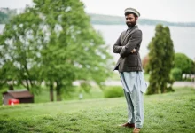مردی با پیراهن تنبان، کت و پکول