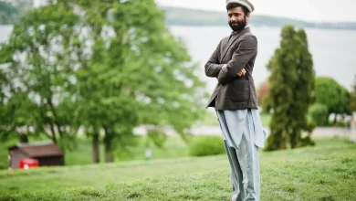 بهترین لباس های افغانی مردانه + راهنمای ست کردن 55 مردی با پیراهن تنبان، کت و پکول