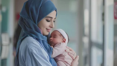 بهترین اسم های دخترانه اسلامی؛ کمیاب و بامعنا 20 یک مادر مسلمان محجبه با نوزاد دختر در آغوشش