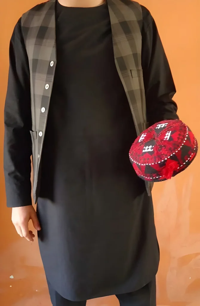 بهترین مدل واسکت های مردانه را چطور ست کنیم؟ 7 مردی با پیراهن تنبان مشکی و واسکت سنتی چهارخانه