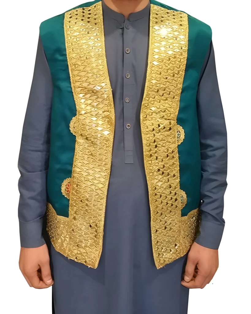 بهترین مدل واسکت های مردانه را چطور ست کنیم؟ 11 مردی با پیراهن تنبان طوسی و واسکت چرمهدوزی با ترکیب رنگ سبز و طلایی