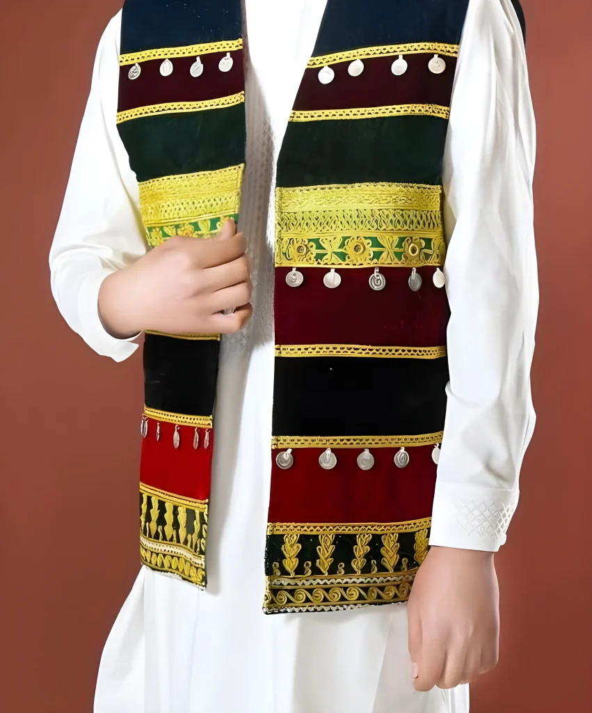 بهترین مدل واسکت های مردانه را چطور ست کنیم؟ 13 مردی با پیراهن سفید و واسکت چرمهدوزی با ترکیب رنگ قرمز و مشکی