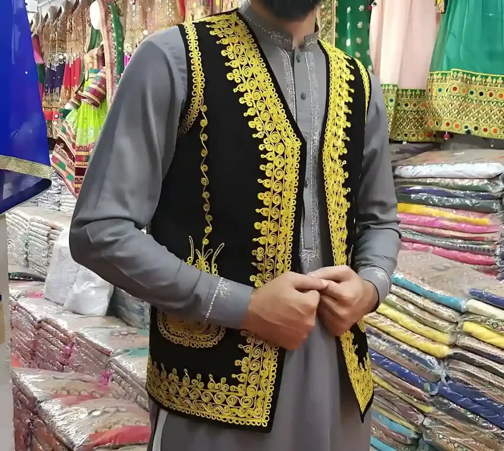 بهترین مدل واسکت های مردانه را چطور ست کنیم؟ 15 مردی با پیراهن تنبان خاکستری و واسکت گلابتوندوزی مشکی و طلایی