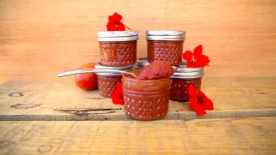 رازهای نگهداری طولانیمدت رب گوجه فرنگی 9 چند شیشه رب گوجه فرنگی روی میزی چوبی
