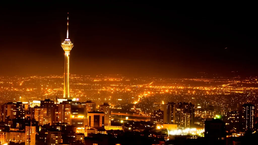 کدام کشور مهاجر افغان میپذیرد؟ (آپدیت 2025) 16 نمایی هوایی از تهران در شب با چشمانداز برج میلاد