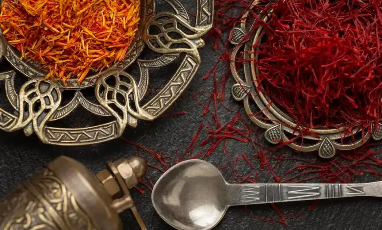 مقایسه کامل زعفران افغانستان و ایران؛ کدام بهتر است؟ 1 ظرفهای نقره حاوی زعفران