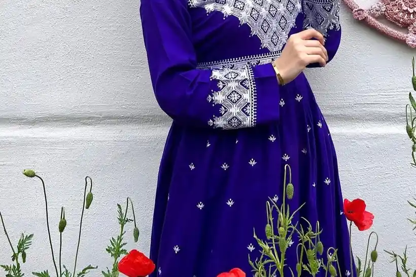 راهنمای جامع تشخیص سوزن دوزی اصل افغانی 4 یک لباس زنانه آبی با سوزن دوزی افغانی