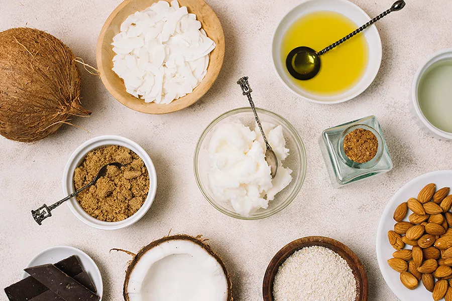بهترین روغن برای از بین بردن چین و چروک صورت 2 تعدادی ظرف حاوی روغن گیاهی، نارگیل، بادام، شکلات