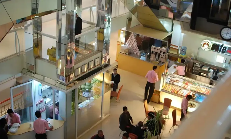 بهترین بازارهای کابل؛ از سراهای سنتی تا پاساژهای مدرن 1 داخل یک مال مدرن در کابل