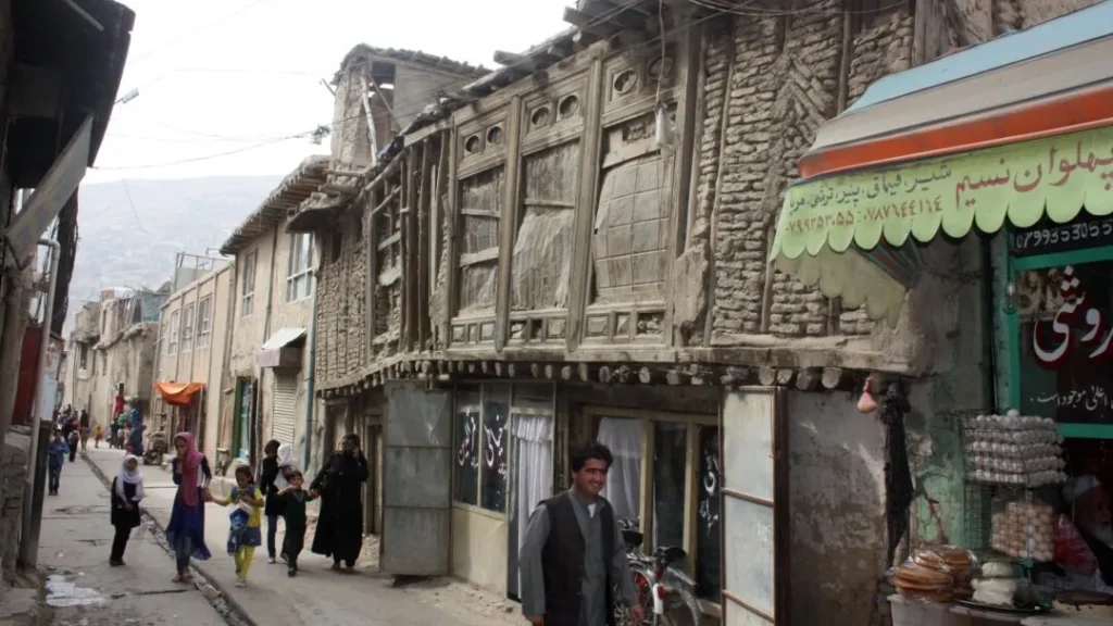 بهترین بازارهای کابل؛ از سراهای سنتی تا پاساژهای مدرن 8 مردم درحال قدم زدن در بافت سنتی شوربازار کابل