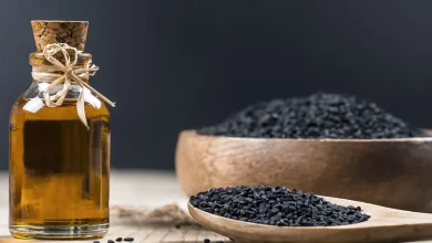 روغن سیاه دانه برای صورت؛ راز پوست سالم و شفاف 21 یک شیشه حاوی روغن سیاهدانه و ظرفی حاوی سیاهدانه