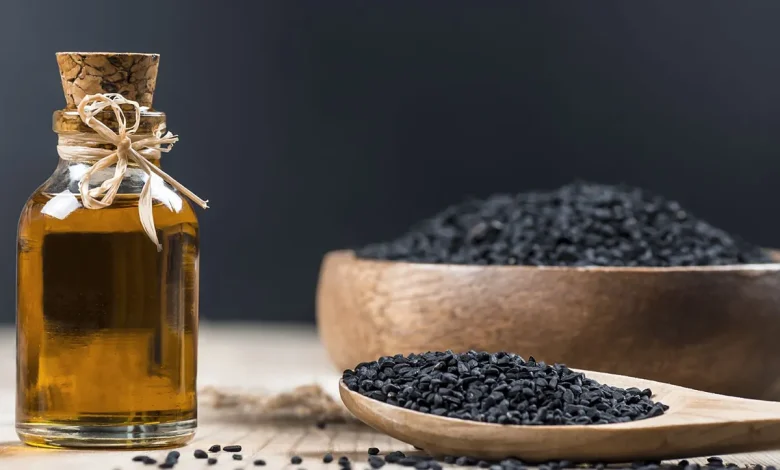 روغن سیاه دانه برای صورت؛ راز پوست سالم و شفاف 1 یک شیشه حاوی روغن سیاهدانه و ظرفی حاوی سیاهدانه