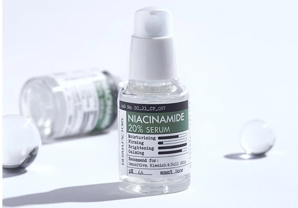 راهنمای انتخاب بهترین کرم آبرسان و روشن کننده پوست 11 یک شیشه شفاف حاوی نیاسینامید