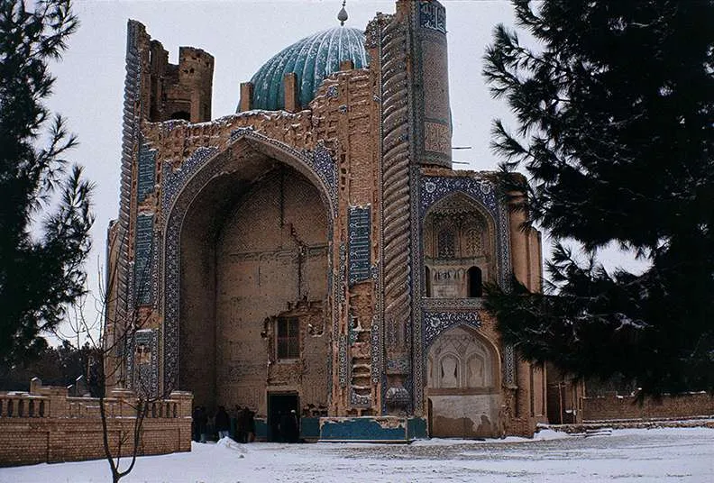 دیدار با جاذبه های گردشگری افغانستان 11 نمای بیرونی مسجد خواجه ابونصر پارسا در برف