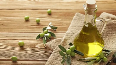 زدن روغن زیتون به صورت قبل از خواب چه فایدهای دارد؟ 23 یک شیشه روغن زیتون و تعدادی میوه آن کنارش