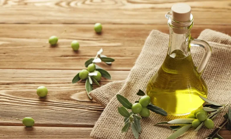زدن روغن زیتون به صورت قبل از خواب چه فایدهای دارد؟ 1 یک شیشه روغن زیتون و تعدادی میوه آن کنارش