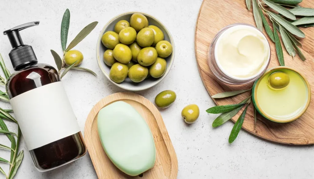 زدن روغن زیتون به صورت قبل از خواب چه فایدهای دارد؟ 13 زیتون و مشتقات آن برای پوست شامل کرم، روغن و صابون