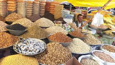 بازار کابل، قلب تجارت پایتخت 49 مردی در غرفه آجیل فروشی در بازار کابل