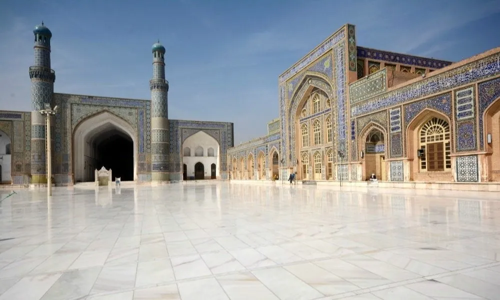 ۱۰ مکان تاریخی افغانستان از دوران باستان تا معاصر 12 صحن یک مسجد در افغانستان