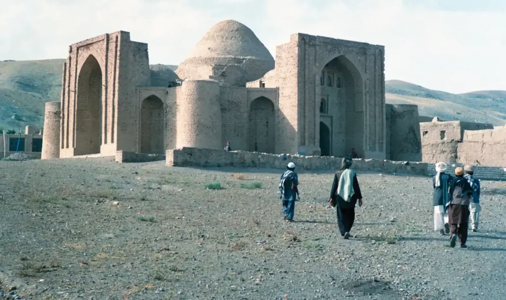 ۱۰ مکان تاریخی افغانستان از دوران باستان تا معاصر 11 آرامگاه سلطان محمود غزنوی