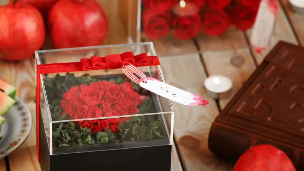 شب یلدا برای عروس چی ببریم؟ 5 باکس گل سرخ برای شب یلدایی عروس