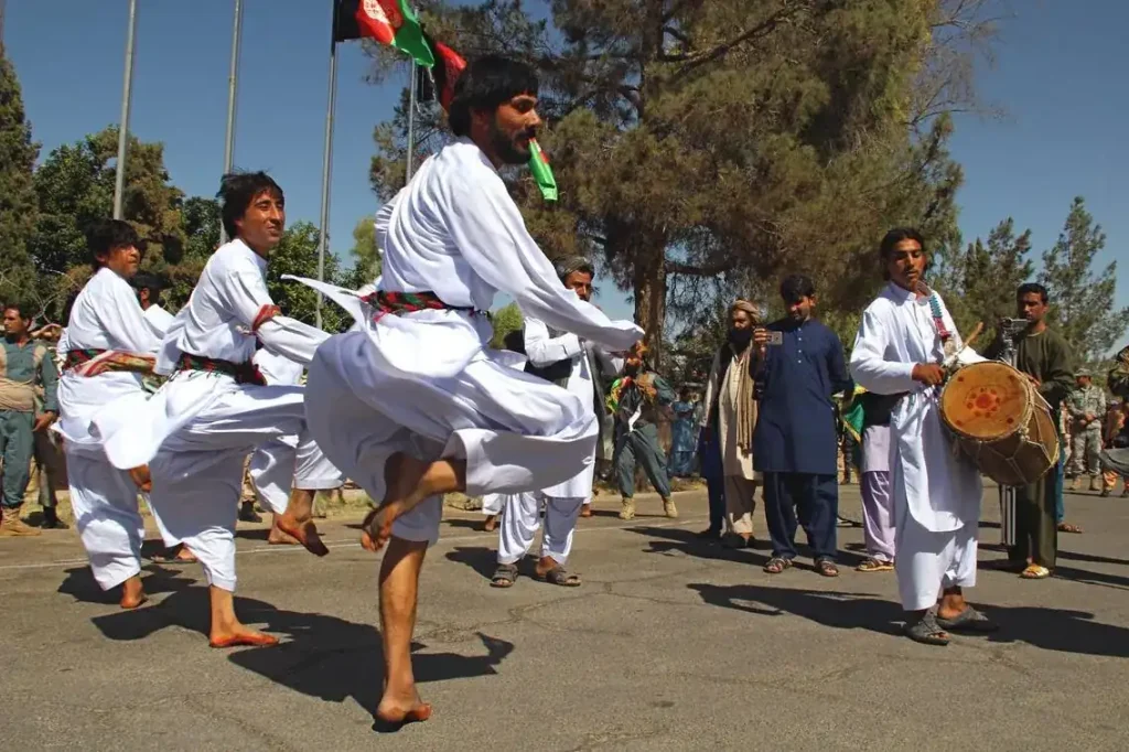 استقلال افغانستان؛ نقطه عطفی که مسیر تاریخ کشور را تغییر داد 6 article afghanistan independence traditional dance celebration