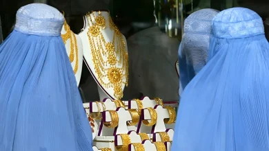 با بهترین گردنبند طلا فروشیهای افغانستان آشنا شوید 26 دو زن افغان با برقع پشت ویترین طلافروشی