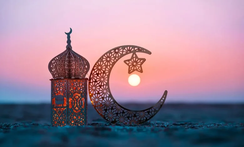 فضیلتهای ماه رمضان در احادیث 1 یک گنبد و ماه فلزی به عنوان نماد ماه رمضان