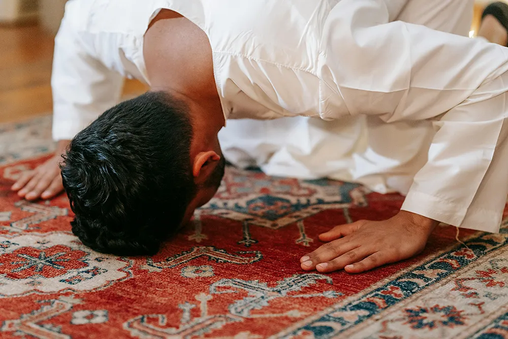 فضیلتهای ماه رمضان در احادیث 3 مردی درحال نماز خواندن