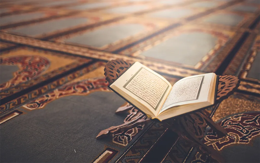 فضیلتهای ماه رمضان در احادیث 2 قرآن باز قرارگرفته روی رحل