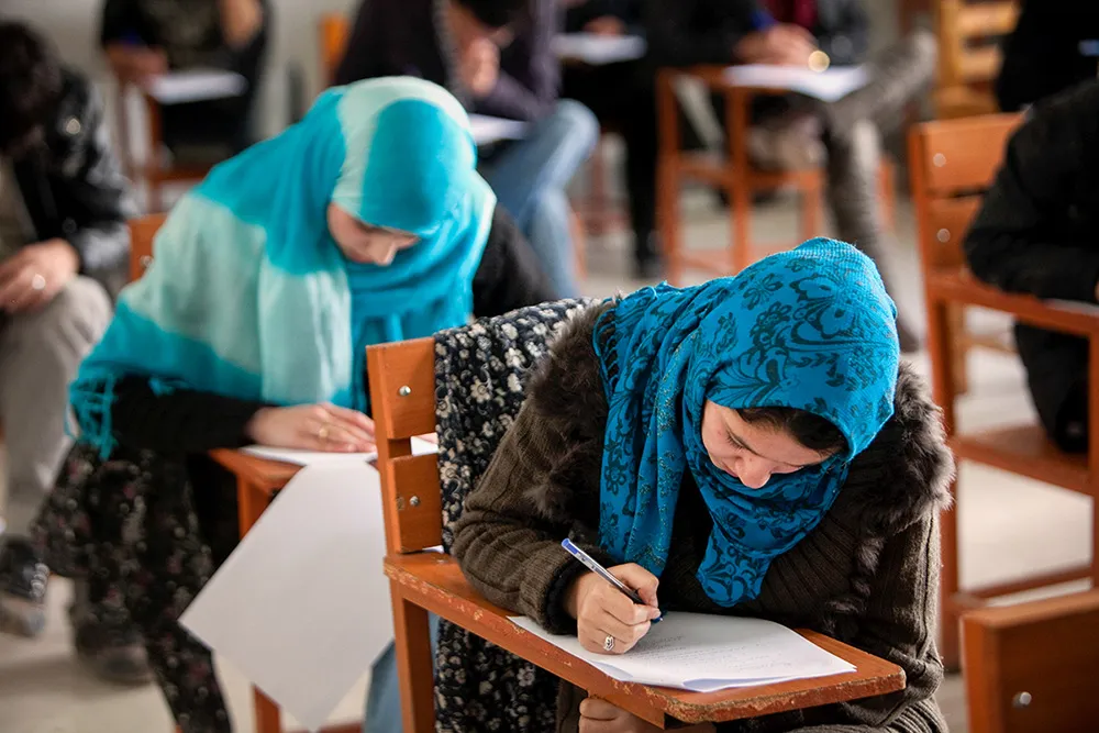 آمار بیکاری در افغانستان؛ تازهترین گزارشها چه میگویند؟ 5 زنان افغان درحال آزمون دادن