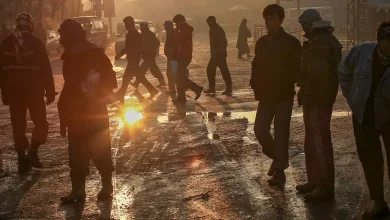 آمار بیکاری در افغانستان؛ تازهترین گزارشها چه میگویند؟ 52 تعدادی مرد افغان در خیابان در غروب