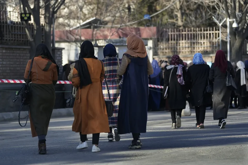 آمار بیکاری در افغانستان؛ تازهترین گزارشها چه میگویند؟ 3 گروهی از زنان افغان در خیابان درحال راه رفتن