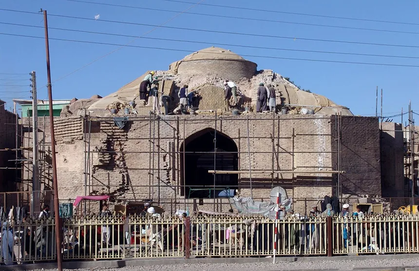 دروازه ملیک هرات؛ از گذرگاه دفاعی در گذشته تا چهارراهی امروز 3 آب انبار ملک بخشی از دروازه ملیک هرات درحال مرمت