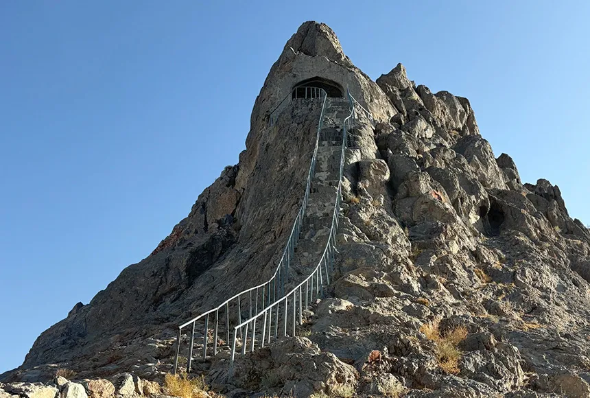 آثار تاریخی ولایت قندهار؛ سرزمین هزارساله افسانهها 4 نردبان فلزی بنای سنگی چهل زینه در کوهی در قندهار