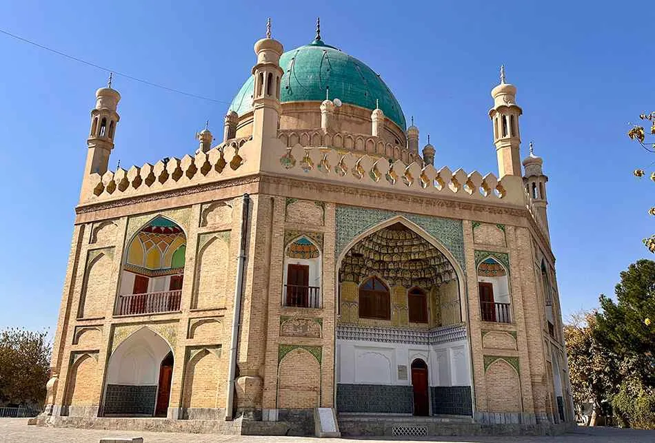 آثار تاریخی ولایت قندهار؛ سرزمین هزارساله افسانهها 2 نمای بیرونی مقبره احمدشاه درانی در قندهار