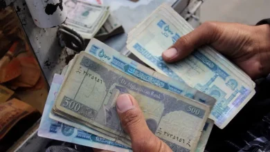 راهنمای ساده و جامع قانون مالیات افغانستان 6 یک جفت دست مردانه درحال شمردن پول افغانی