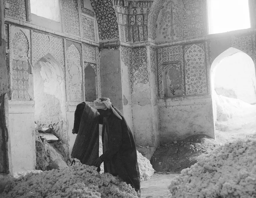 قلعه تخته پل بلخ، یادگاری از قرن نوزدهم 2 مرد پنبهزن در فضای داخلی تخته پل کابل