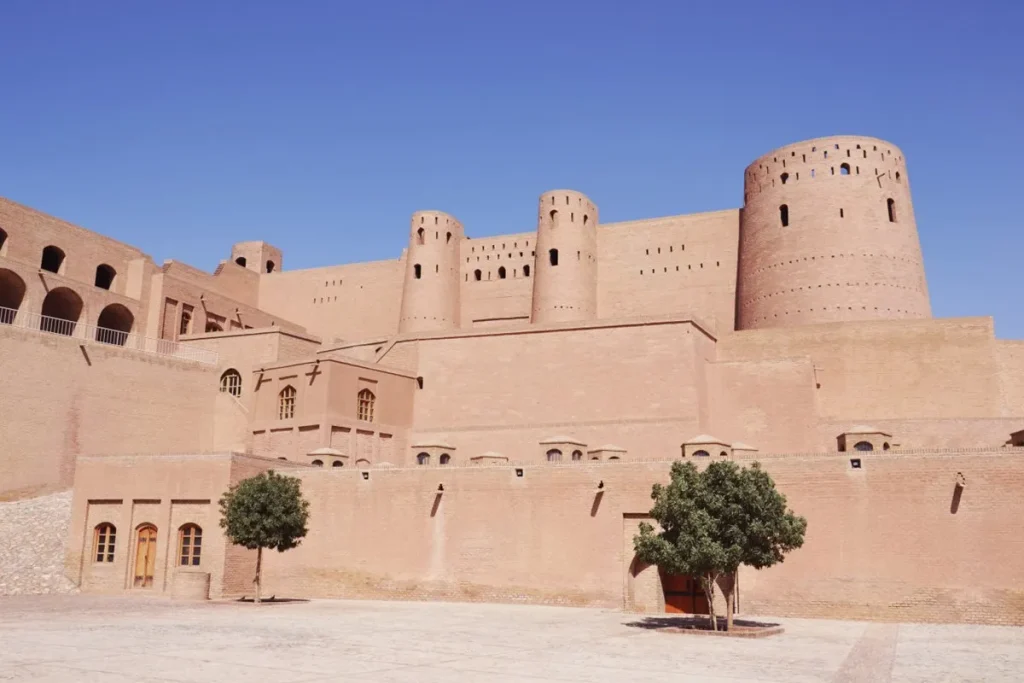 ارگ هرات؛ راهنمای جامع قلعه دوهزارو۳۰۰ساله افغانستان 2 ارگ هرات از نمای کناری
