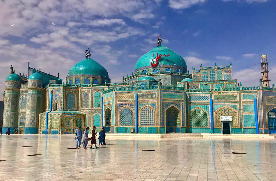 باغ کامگار؛ راهنمای بازدید از فضای سبز آرام مزار شریف 4 صحن مسجد آبی، نزدیک باغ کامگار مزار شریف