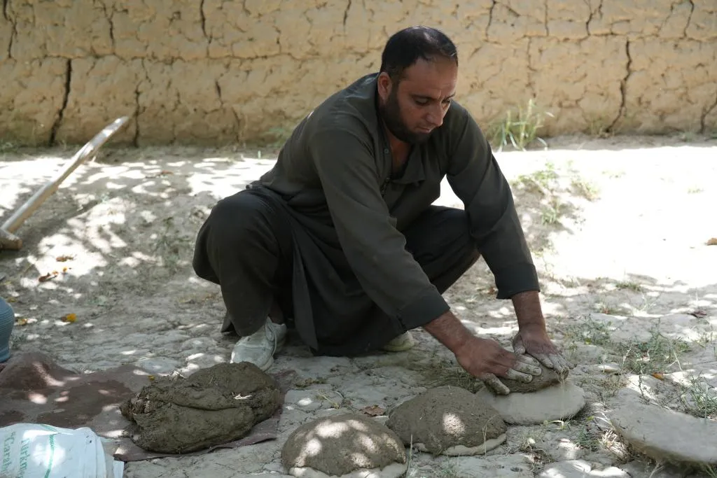 کنگینه انگور؛ روش هوشمندانه نگهداری انگور تازه 4 مرد افغان درحال درست کردن کنگینه انگور