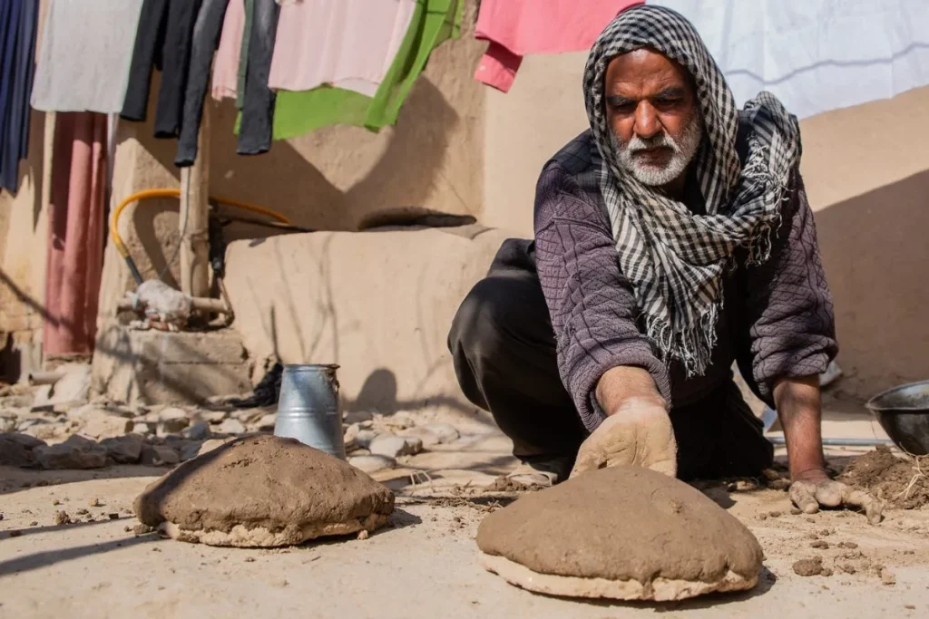 کنگینه انگور؛ روش هوشمندانه نگهداری انگور تازه 6 مردی مشغول درست کردن کنگینه انگور افغانستان