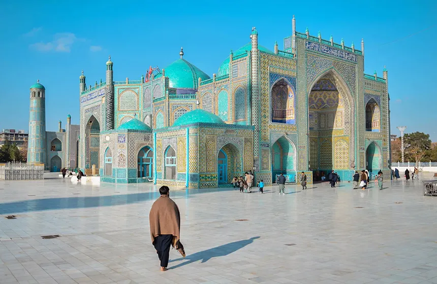 مسجد کبود مزار شریف؛ عبادتگاه آسمانی شهر 4 article mazarsharif blue mosque mosque courtyard