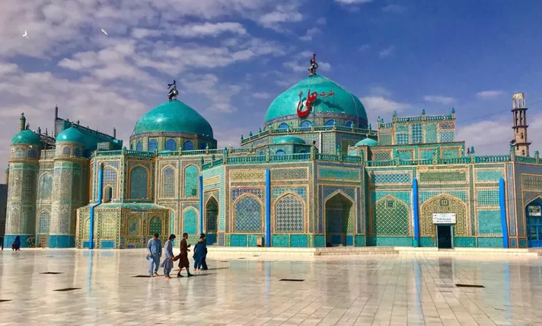 مسجد کبود مزار شریف؛ عبادتگاه آسمانی شهر 1 صحن مسجد کبود مزار شریف
