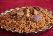 یک پرس کچری هراتی روی رومیزی مخمل سرخ
