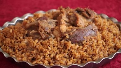 طرز تهیه کچری هراتی؛ راهنمای ساده طبخ کیچیری اصیل 8 یک پرس کچری هراتی روی رومیزی مخمل سرخ