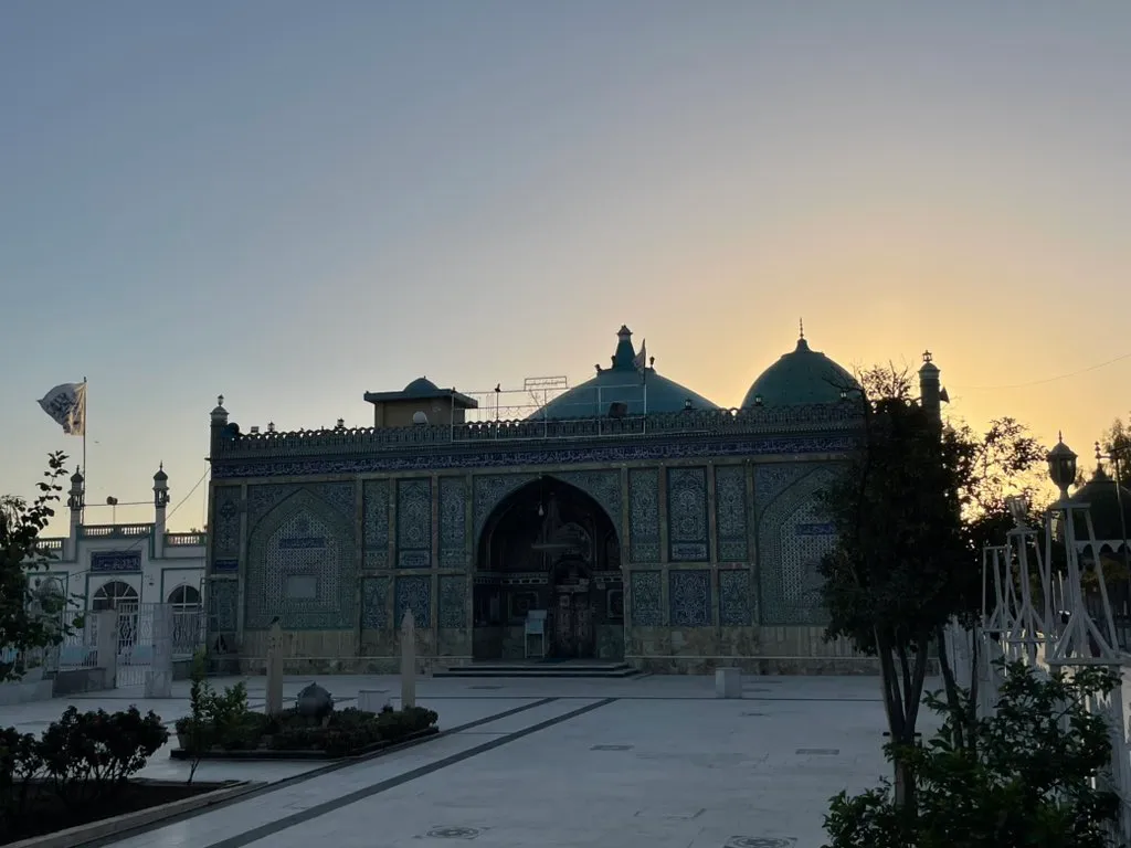 زیارت خرقه مبارک؛ روایت جامهای هبوطکرده از آسمان 4 صحن خرقه مبارک پیامبر (Cloak of Muhammad) در قندهار