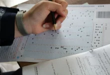 یک دست دخترانه درحال پر کردن پرسشنامه کانکور